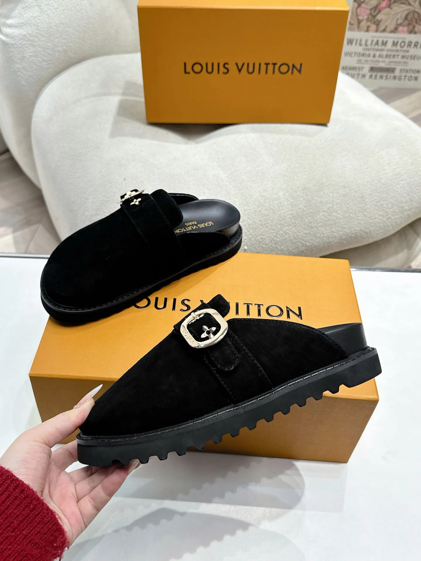 👟👟Ex-factory price 520👟👟 /lv new Baotou half-drag winterbreak comfert flat slippers lv letter and monogram floral embellished leather surface, with sheepskin lining, suitable for indoor and outdoor wear. The water table is made of high-density foam material, which is light and comfortable. The sole has a certain thickness and the heightening effect is also good! Boutique size:35-46